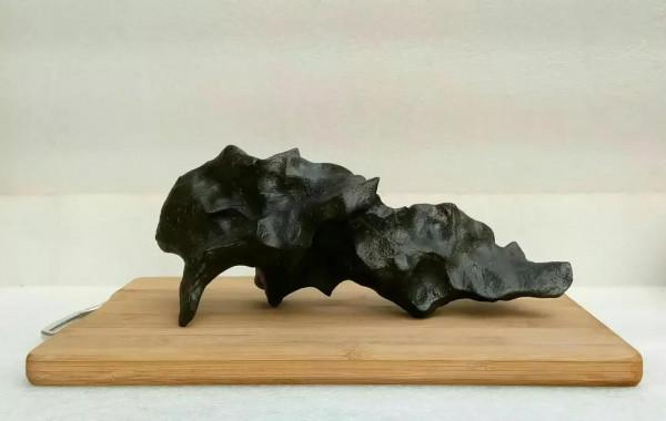 《戈壁天然混成類似形狀怪獸、風遺留痕跡在泥石金絲玉寶石光等》