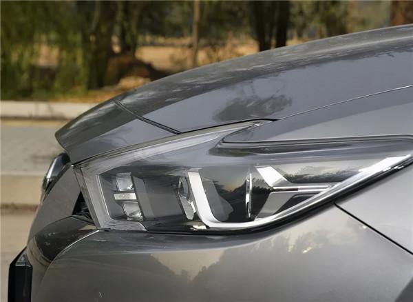 車300：外觀不輸凱美瑞，一年賣出8臺，日產這款車直接停產退市