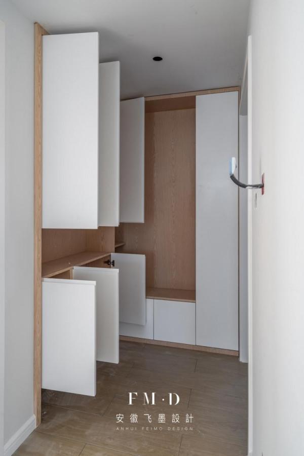 她家玄關櫃可以打滿分了！L型一邊懸空，一邊換鞋凳，功能多多