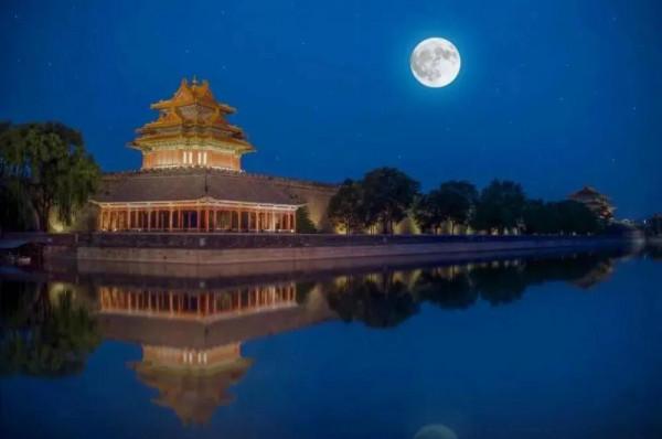 中秋懷想之詩人與月的戀歌：千里懷人月在峰