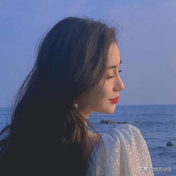 Angelababy ​​​​海邊一襲藍色長裙，完美側顏讓人心動