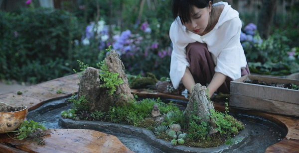 李子柒雖然時尚感不強,但顏值真挺高,央視鏡頭下,也很有鄉土氣 李子柒雖然時尚感不強,但顏值真挺高,央視鏡頭下,也很有鄉土氣