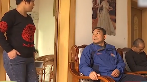 兒子持刀追砍，將父母掃地出門，直言：死了歡迎回來，活著不行！|真實往事