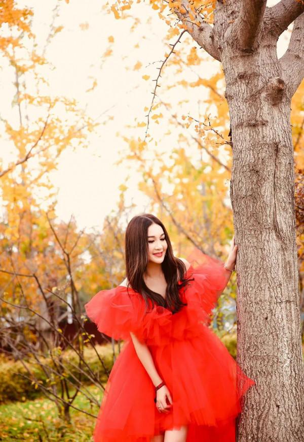 溫碧霞高畫質圖片,紅裙鮮豔,輕盈飄逸,保養得真好 溫碧霞高畫質圖片,紅裙鮮豔,輕盈飄逸,保養得真好