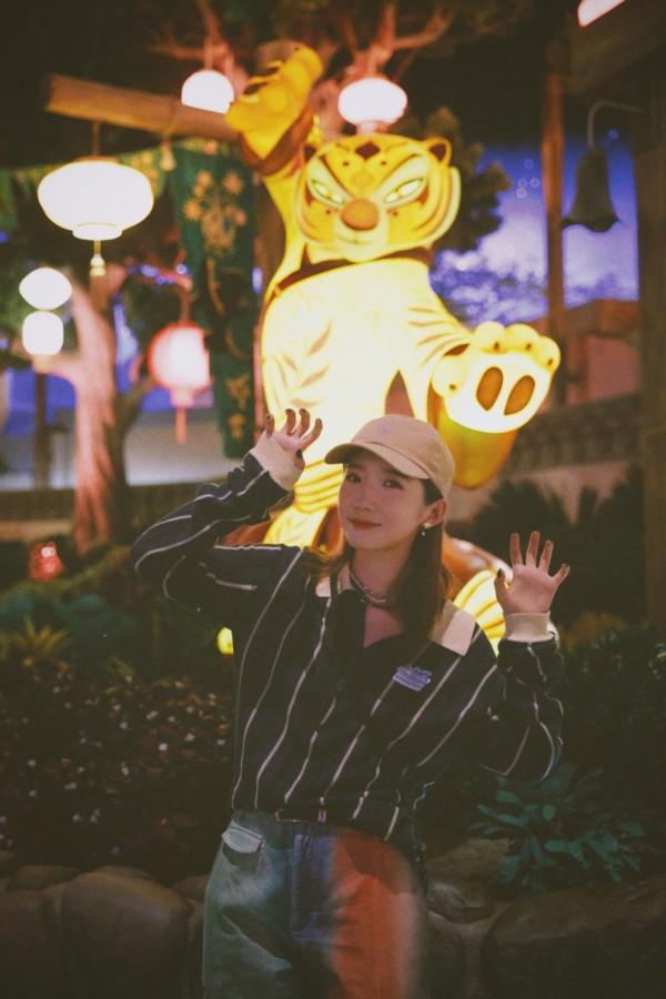 孟美岐打卡環球影城，雖然穿的都是基礎款，但配色真是時髦又高階