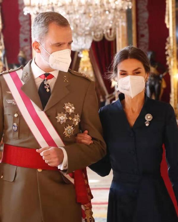 西班牙國王有多寵妻，為萊蒂齊亞彎腰撿古董胸針，如此丈夫惹人羨