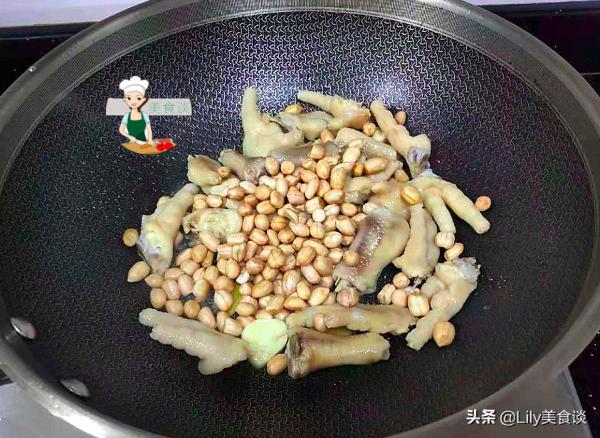 它倆一起煮是絕配，燜一燜鮮美極了，女人下飯男人下酒，越啃越香