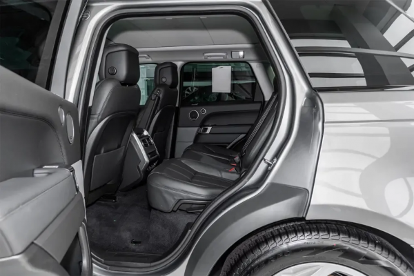 百公里油耗2.7L，能夠6.3秒破百，攬勝運動版PHEV強不強？