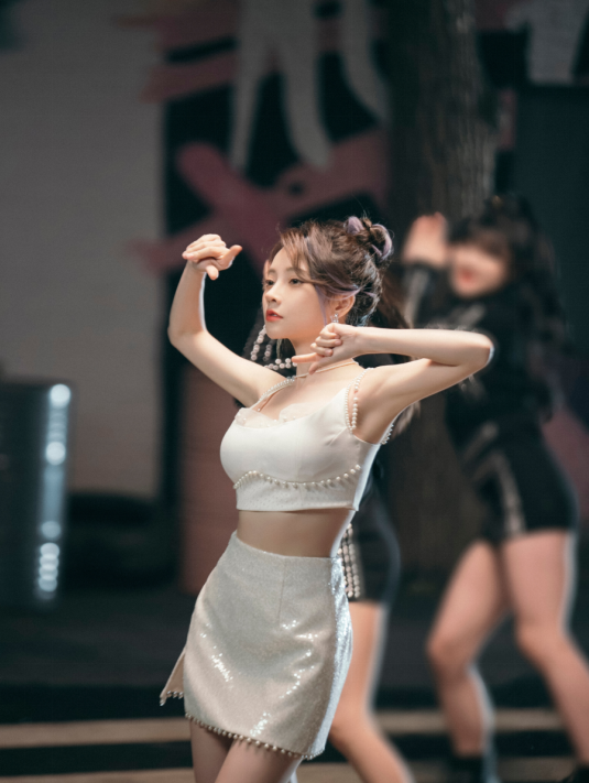 馮提莫成娛樂圈新晉工作狂魔，新歌釋出不久官宣巡迴籤售會太拼命