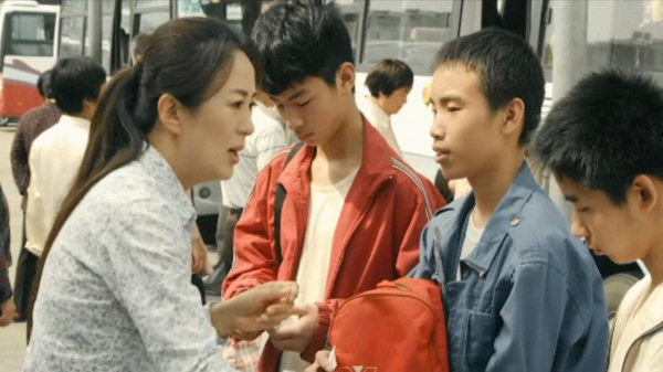 浙江女子，給重慶乞丐10元，20年後，乞丐成富豪，送100萬報恩