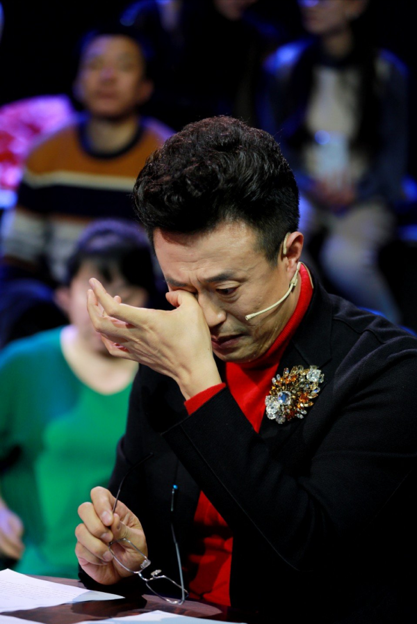 央視主持人白燕升：對殘疾妻子不離不棄，50歲才生二胎