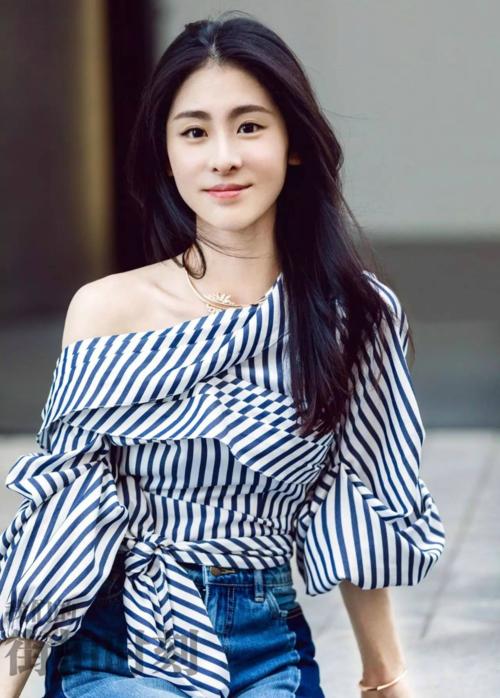 張碧晨身材好，顏值也不差也會“穿”，但為何總是給人老氣的感覺