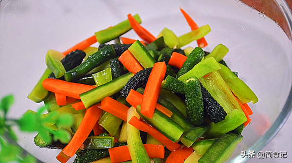 醃小菜時，先加鹽是大錯特錯！教你農村土做法，嘎嘣脆，喝粥絕配