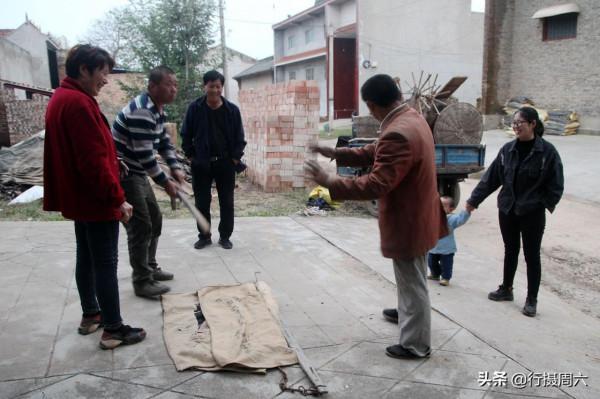 山西農民走村串巷做怪生意，收舊貨藏回家不賣1件，另有所圖