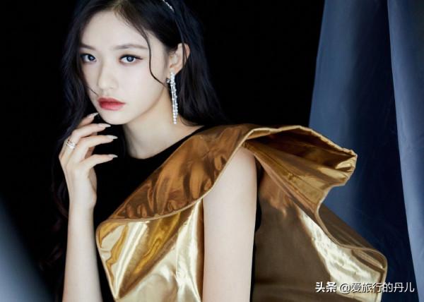 當紅小花林允，一襲黑色金箔禮服裙，優雅時尚，盡顯女神範