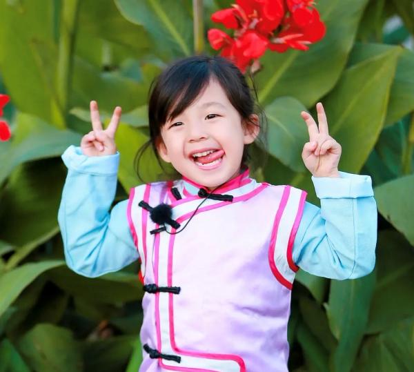 《爸爸去哪兒》8年了，10位女娃變化大，有人進入變美尷尬期