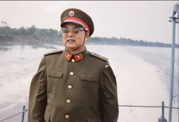 李德生追悼會:李訥與丈夫同行,解放軍抬棺徐行,老鄉盼將軍歸根 李德生追悼會:李訥與丈夫同行,解放軍抬棺徐行,老鄉盼將軍歸根