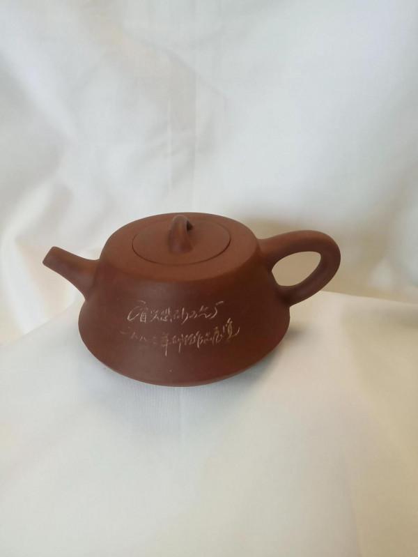 1983年宜興紫砂工藝廠生產的紫砂壺，容量：500毫升
