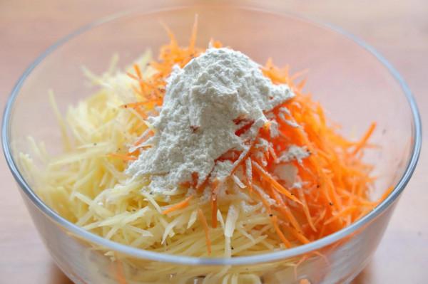 不用和麵的懶人早餐，3個土豆就搞定了，好吃還拉絲