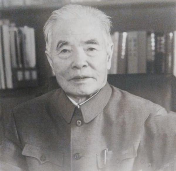 團長擋不住敵軍後逃跑，這個21歲傳令兵站出來：大家聽我的指揮