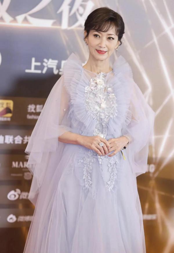 搜狐時尚盛典紅毯上的女明星，閆妮的造型霸氣十足