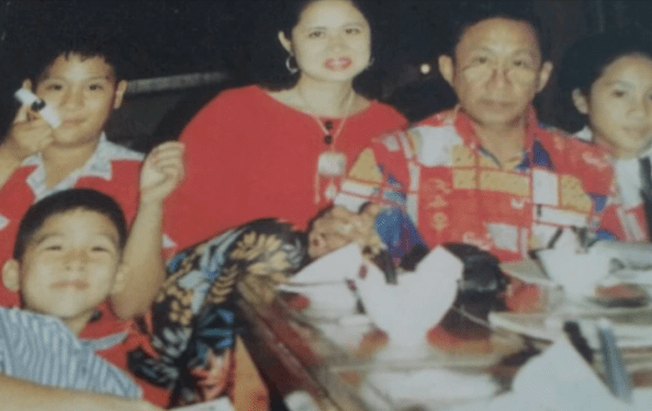 因面板黝黑被父母丟棄，4歲被泰國王室收養，後被親王囚禁於床笫