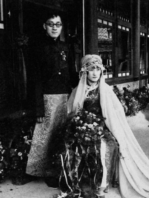 陸小曼死後葬禮悽清，骨灰無人認領終丟失，唯一遺願不能實現