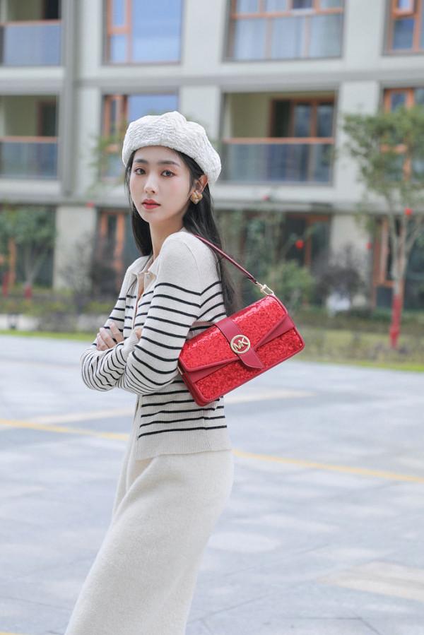 邢菲都市時尚寫真曝光 白色貝雷帽搭配紅色手提包都市感十足