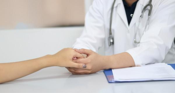 男子查出艾滋，堅稱使用酒店馬桶被傳染，醫生：為啥要賴馬桶？