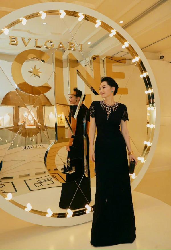 52歲的許晴竟把21歲謀女郎比下去？寶石被戴成風油精，氣質差太多