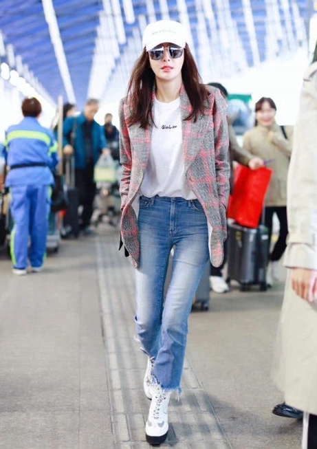 很少見張含韻走機場，沒想到她把卷邊牛仔褲一穿，也是街拍女王