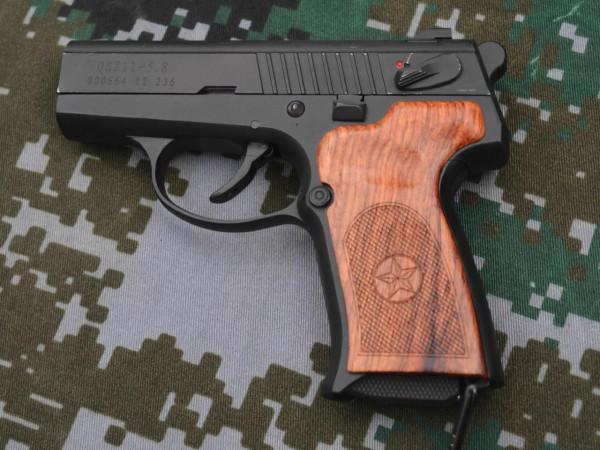 美俄飛行員都標配自動步槍，中國飛行員只配手槍，自衛是否夠用？