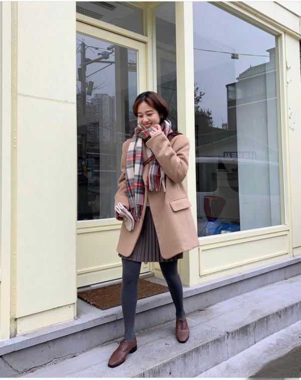 冬天穿裙子別總光腿，太冷，今年流行“襪褲+平底鞋”，保暖時髦