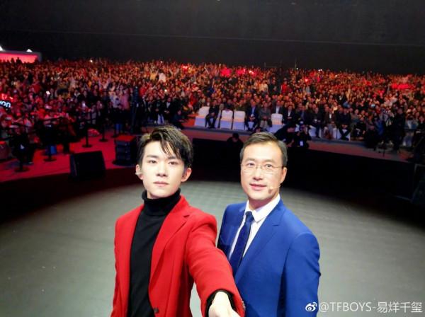 易烊千璽和粉絲的新合照久違的大合照，每次見面都是愛的奔赴