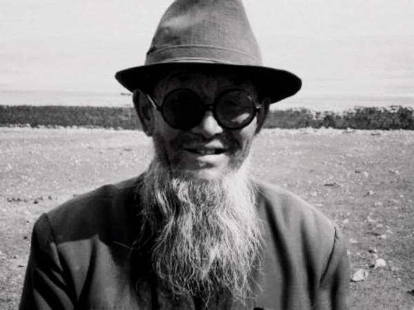 民間故事：農戶下地幹活，妻子打傷了一條蛇，三叔說，要道歉三年