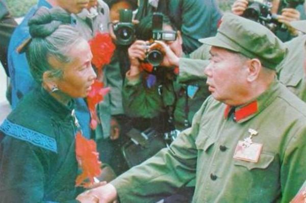 八路軍即將被包圍，一隊騎兵趕來援救，而來者張明堂卻是昨日仇敵