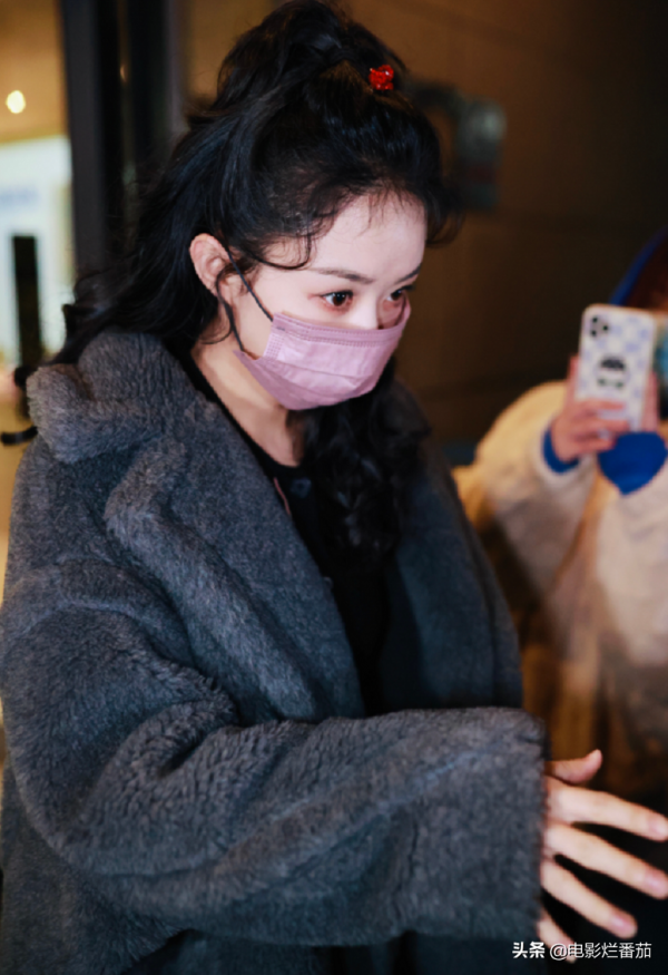 春晚四次聯排：趙麗穎一笑迷人，張小斐美目顧盼，朱一龍走路生風