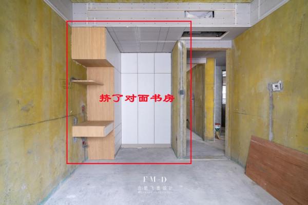 臥室小點也沒關係，鑿壁“借面積”，不是照樣有了2.4㎡衣帽間？