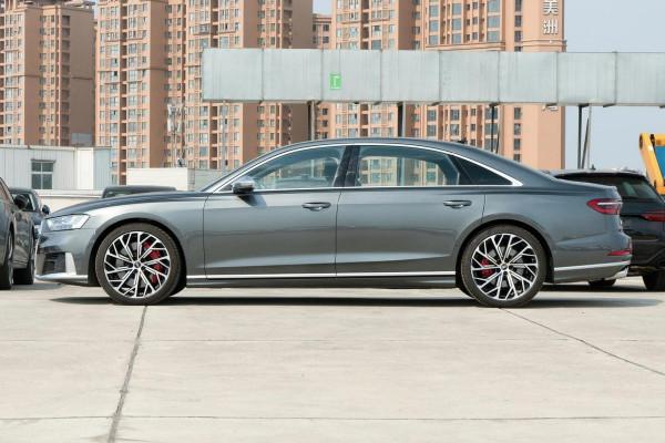 車長超5米3，配V8動力4秒破百，售價210&period;78萬，近距離體驗奧迪S8