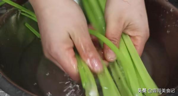 芹菜最解饞的吃法,我家一週吃3次,營養又下飯,比大魚大肉還香 芹菜最解饞的吃法,我家一週吃3次,營養又下飯,比大魚大肉還香