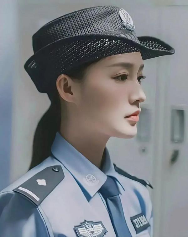 李沁穿上警服美照漂亮嗎? 李沁穿上警服美照漂亮嗎?