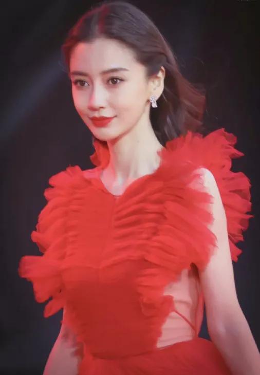 北影節紅毯造型：Angelababy紅裙驚豔全場！周冬雨揹著蝴蝶