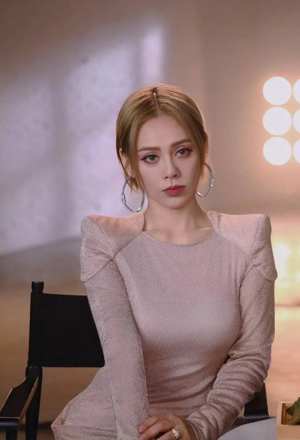 寧靜保養：她是一個離婚8年，兒子都21歲的女人