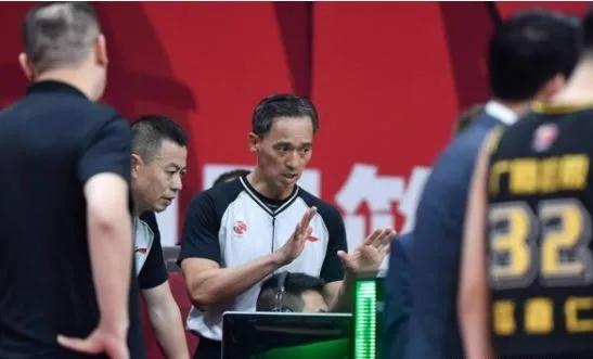 鞏曉彬出山，蔣興權隱退，劉傳興無奈，裁判解禁復出