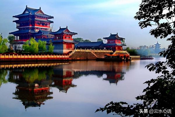 宰相詩人的一首七律，一句一景，一步一嘆，全篇更籠罩了蕭索氣氛