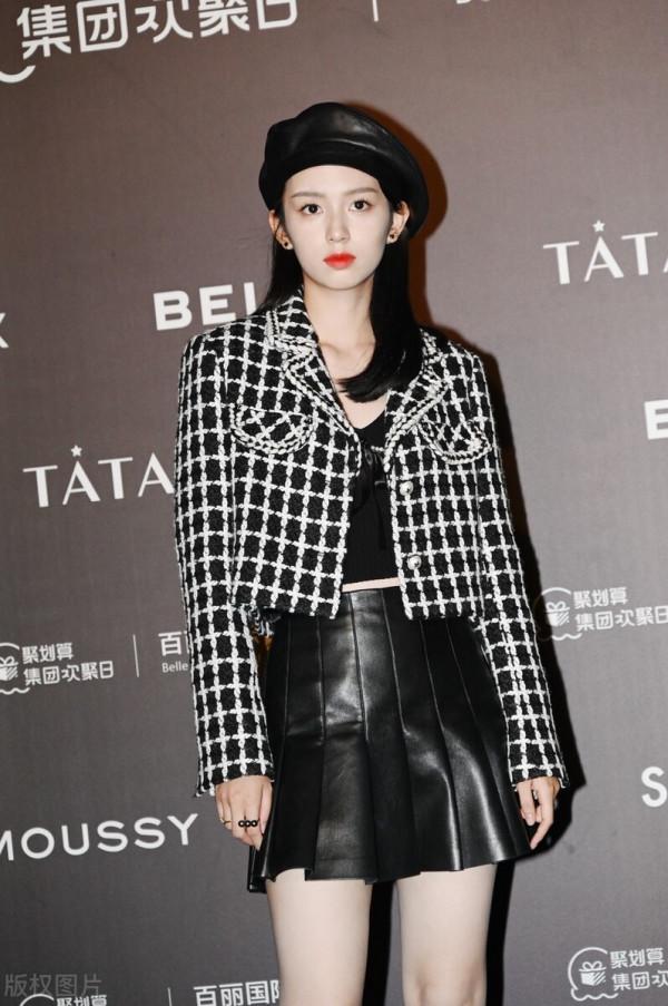 周也現身百麗國際大秀紅毯 身著格子小香風外套+皮裙清新減齡 周也現身百麗國際大秀紅毯 身著格子小香風外套+皮裙清新減齡