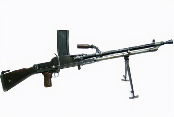 民兵張五去偷炮樓裡的機槍，手剛伸過去，背後傳來一聲：老張