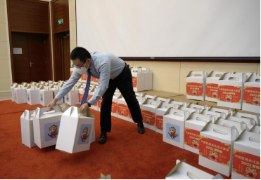 三萬裡歸途阻且長，春節包海外慰鄉情 &mdash;&mdash;駐奈米比亞使館隆重舉行&OpenCurlyDoubleQuote;春節包&rdquo;發放儀式