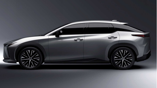 全新雷克薩斯RZ 450e能夠看到側面和尾部造型設計