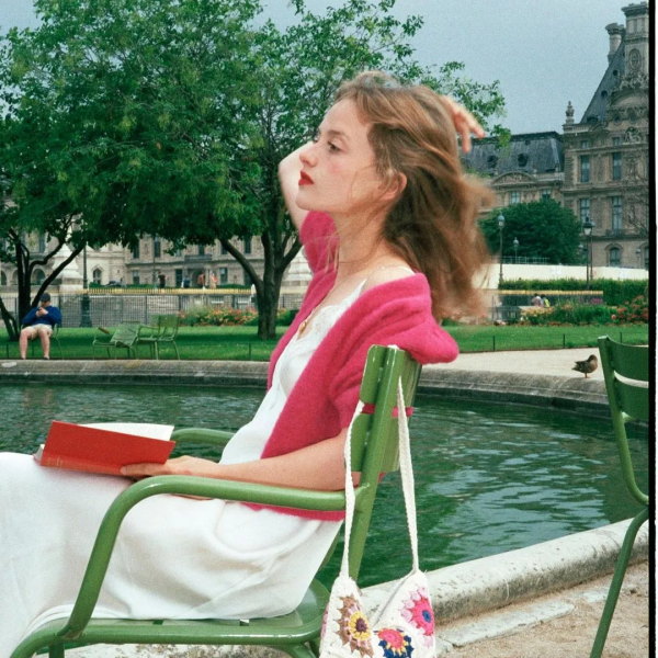 當紅女星被嘲劇中穿搭太辣眼!到底什麼才是法式風格啊? 當紅女星被嘲劇中穿搭太辣眼!到底什麼才是法式風格啊?